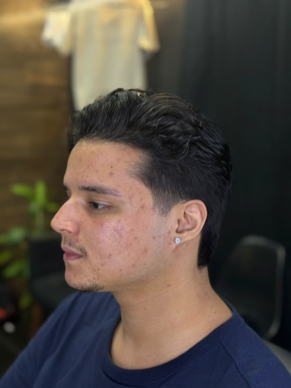 Perfil de cliente com o cabelo penteado para trás, finalizado no Studio RD.
